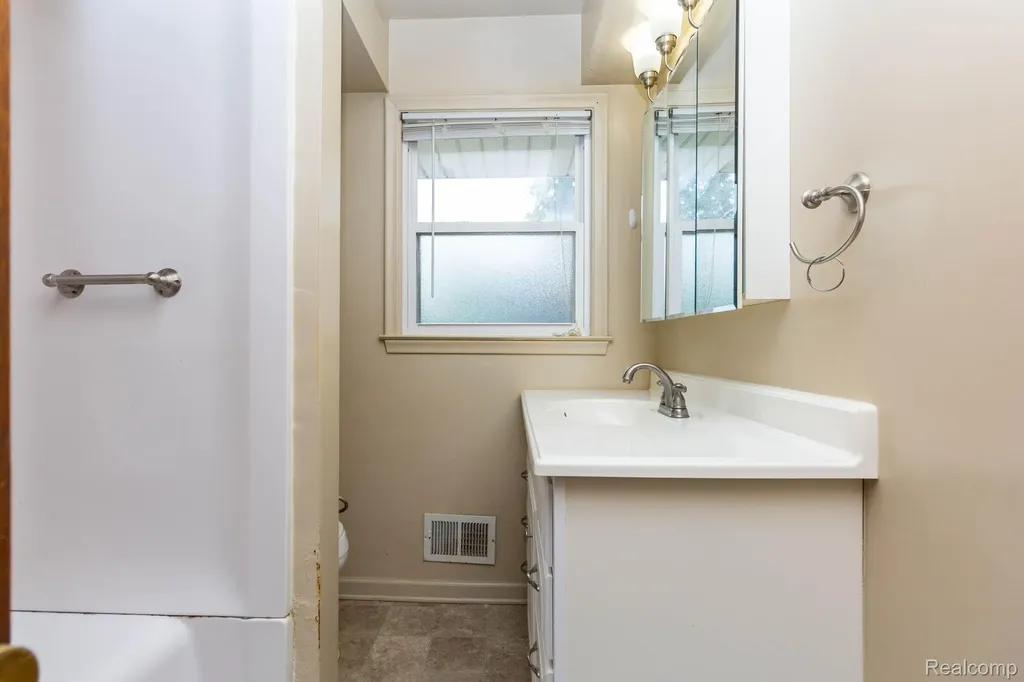 1047 Coolidge Road Lansing City MI 48912
