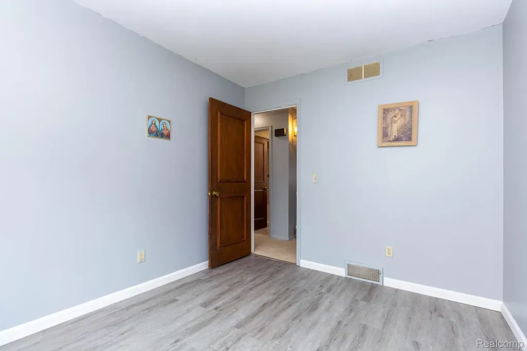 1047 Coolidge Road Lansing City MI 48912