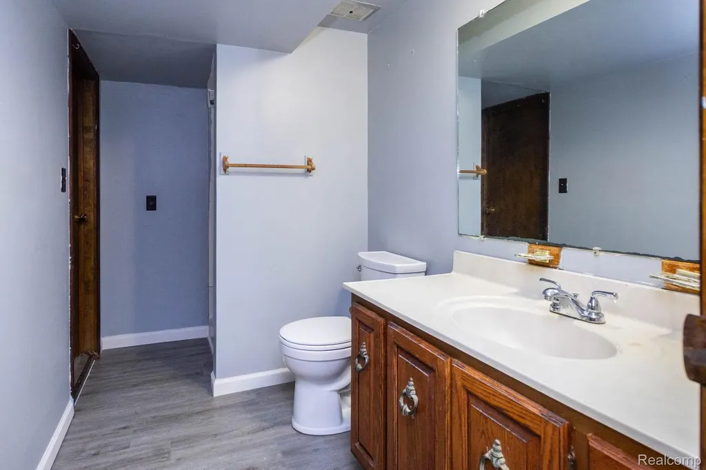1047 Coolidge Road Lansing City MI 48912