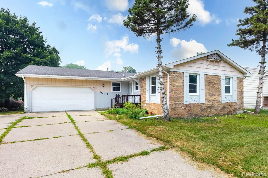 1047 Coolidge Road Lansing City MI 48912