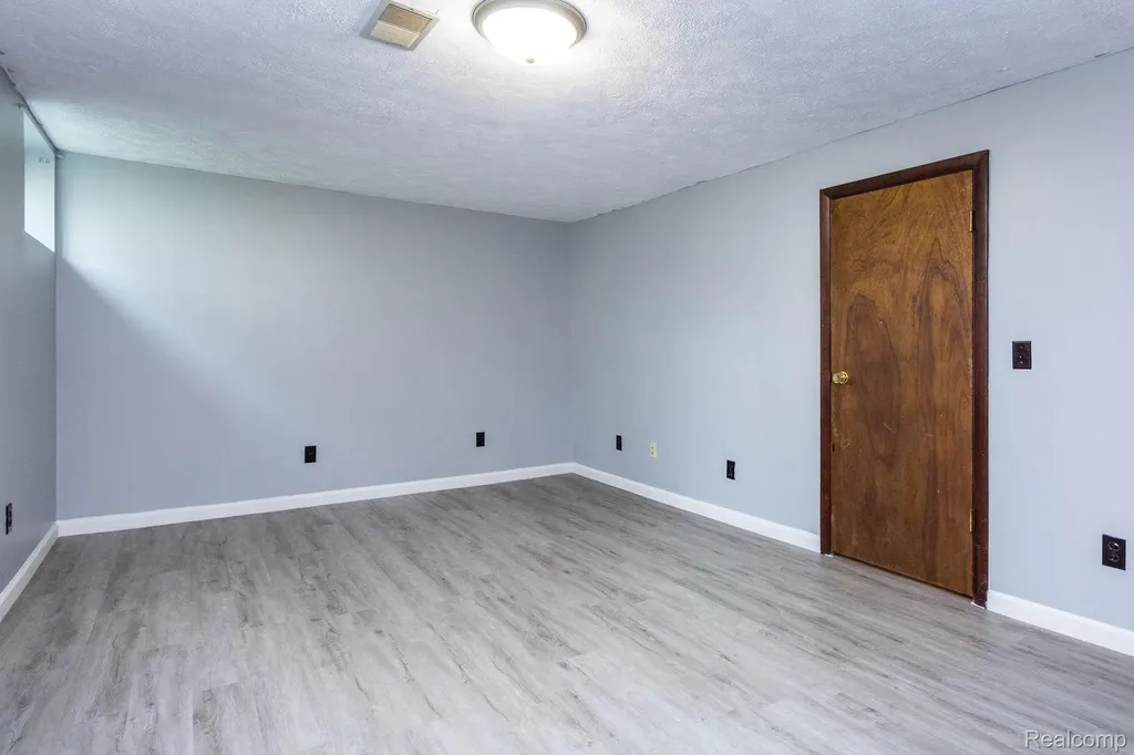 1047 Coolidge Road Lansing City MI 48912