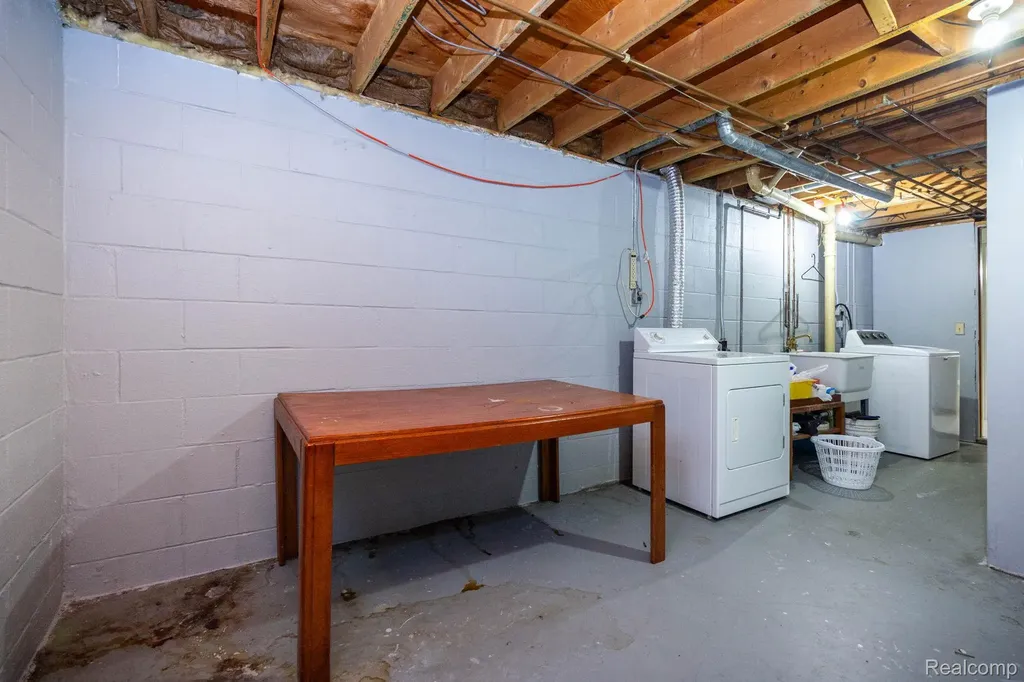 1047 Coolidge Road Lansing City MI 48912