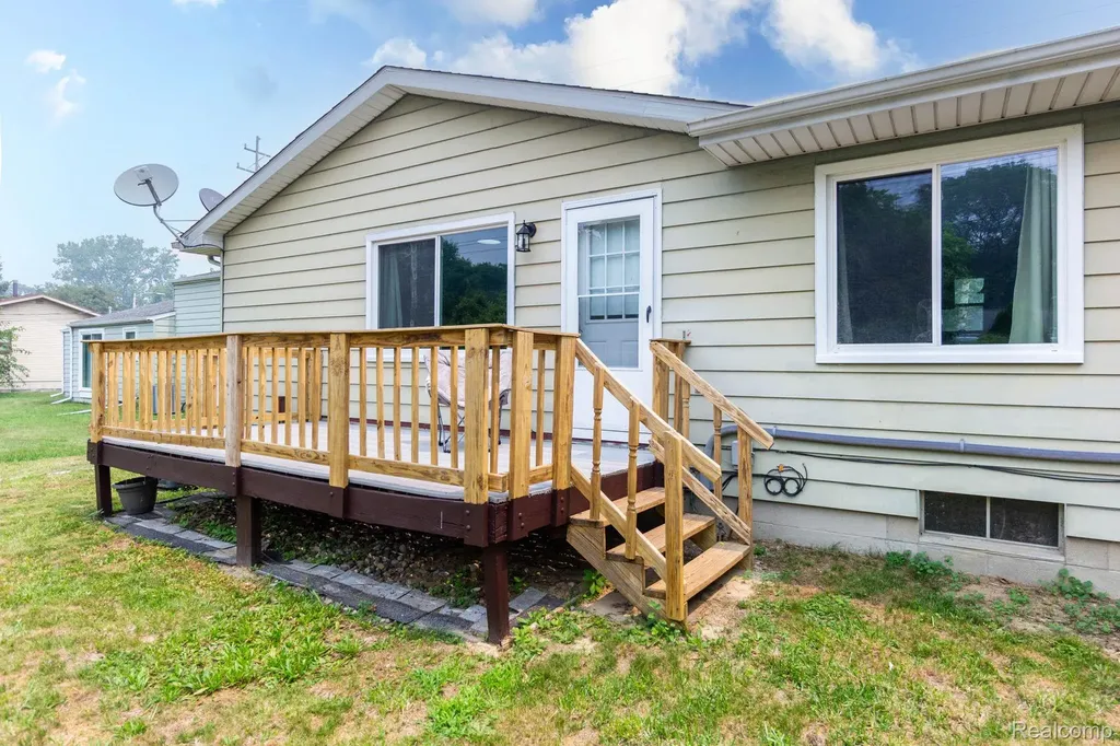 1047 Coolidge Road Lansing City MI 48912