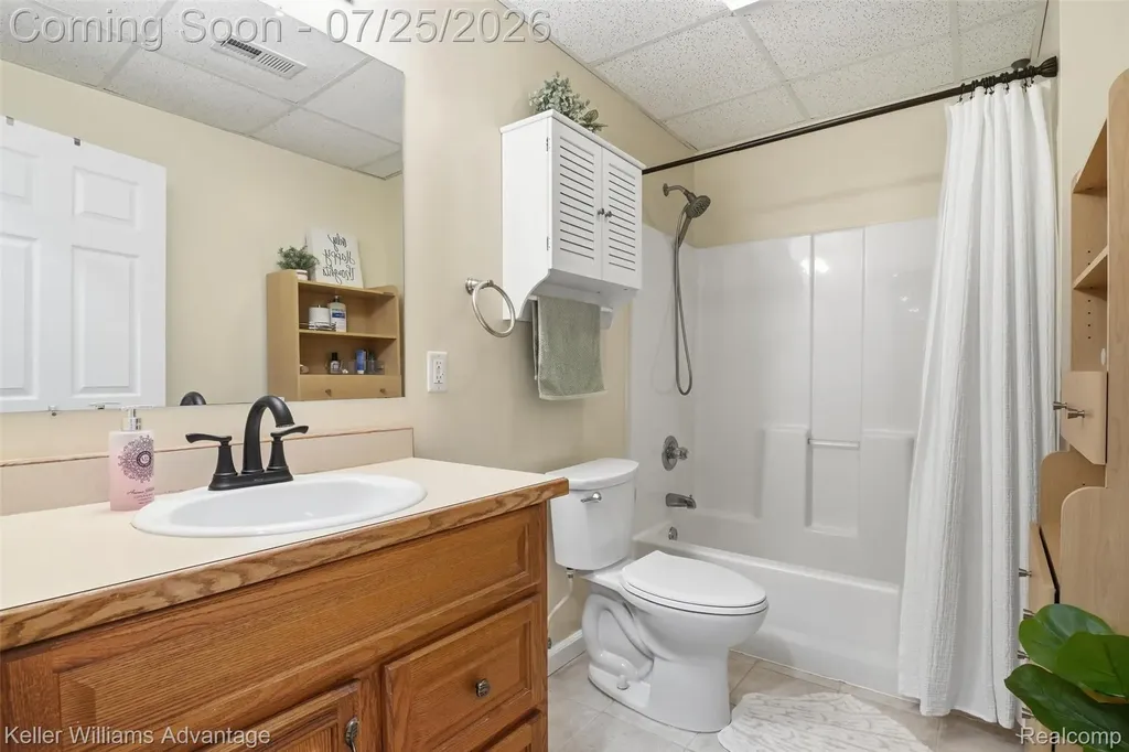 49457 N Glacier Northville Township MI 48168