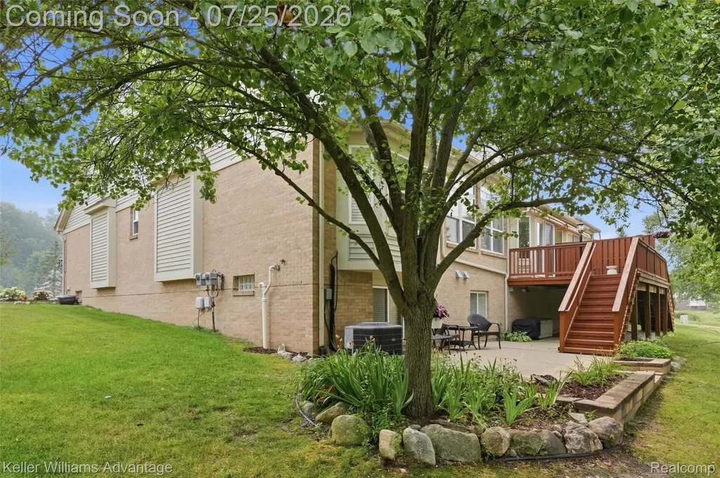 49457 N Glacier Northville Township MI 48168