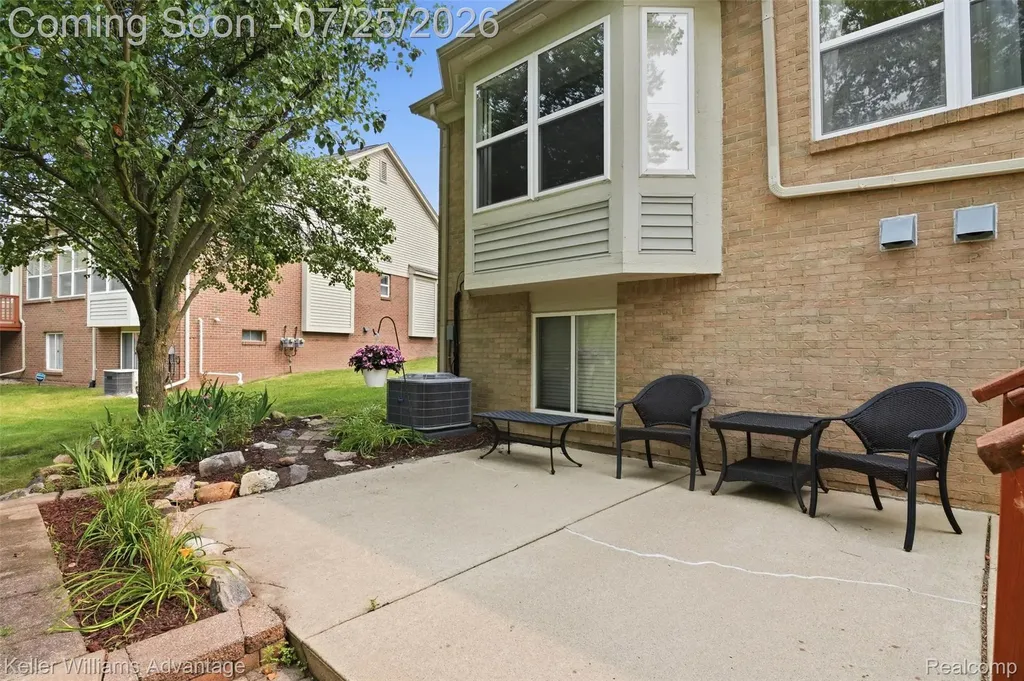 49457 N Glacier Northville Township MI 48168