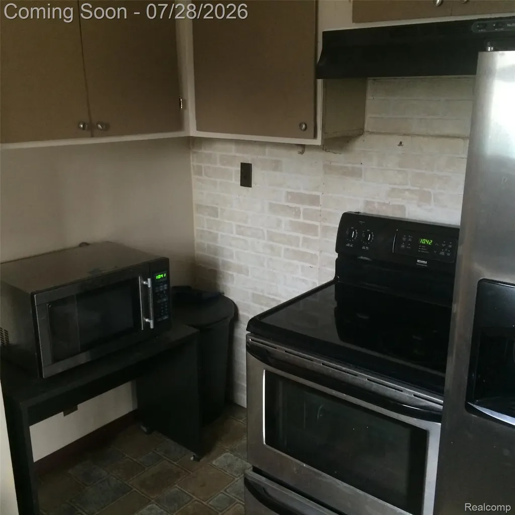 422 W Elza Avenue Hazel Park City MI 48030