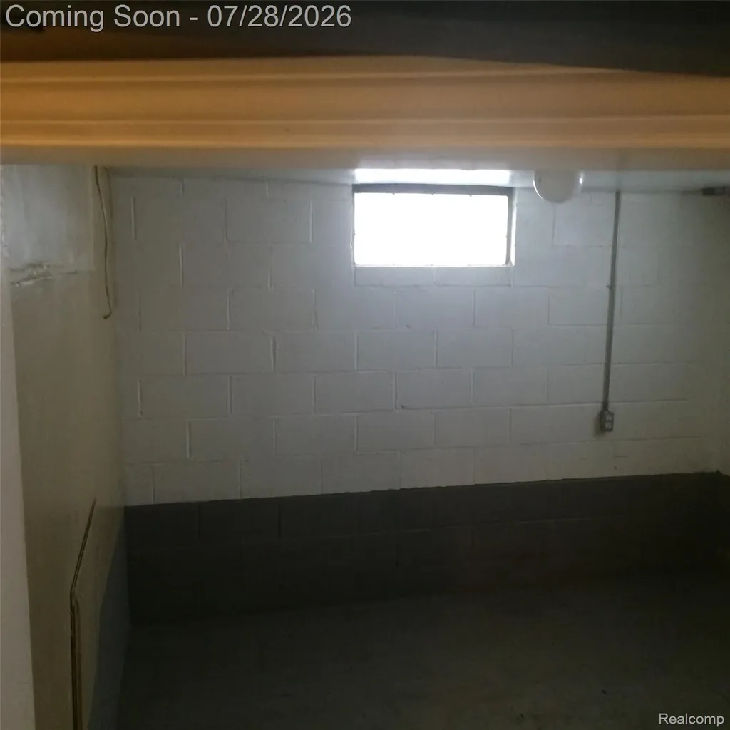 422 W Elza Avenue Hazel Park City MI 48030