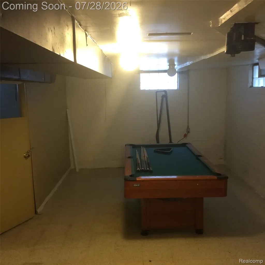 422 W Elza Avenue Hazel Park City MI 48030