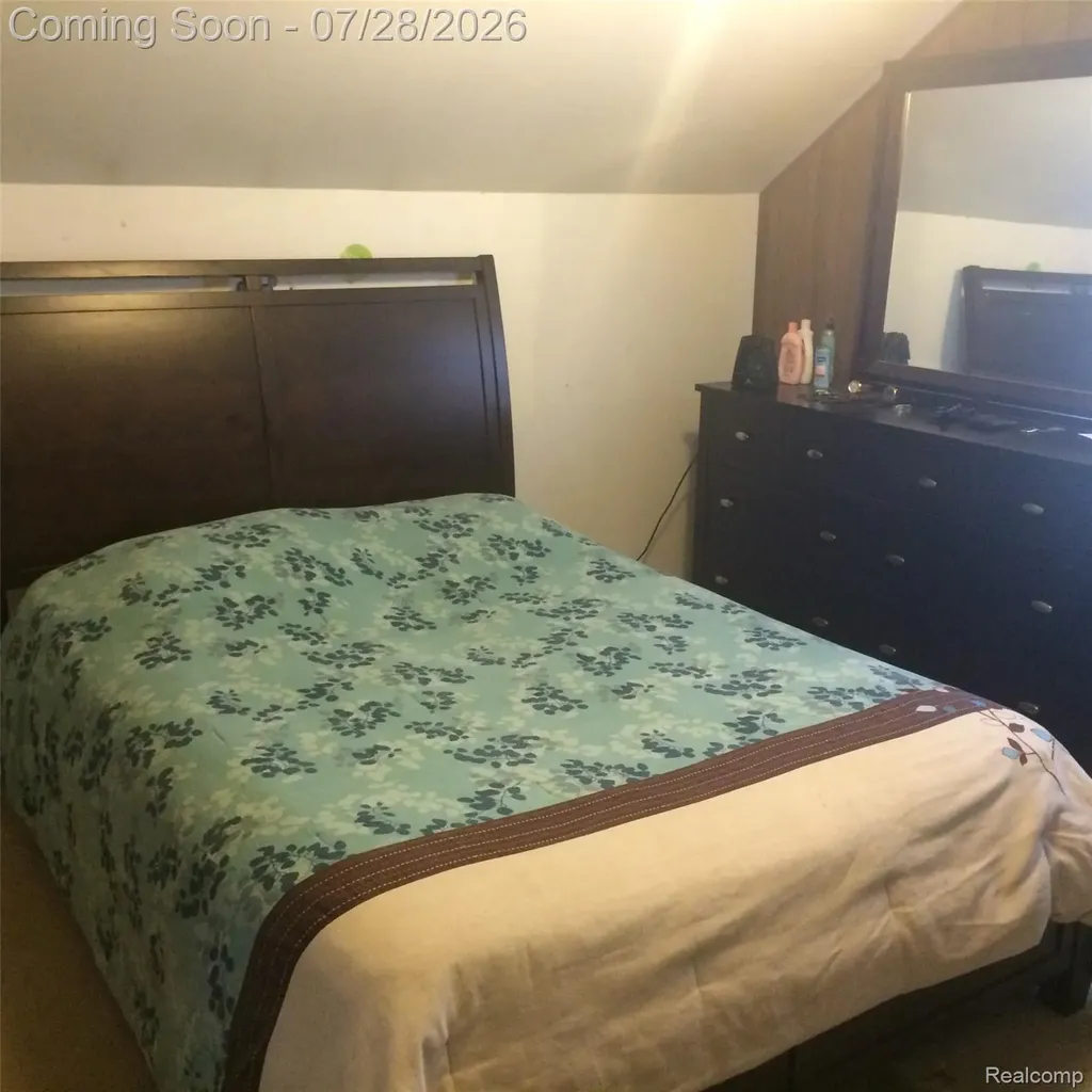 422 W Elza Avenue Hazel Park City MI 48030