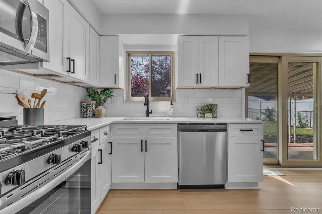 40311 Colony Drive Sterling Heights City MI 48313