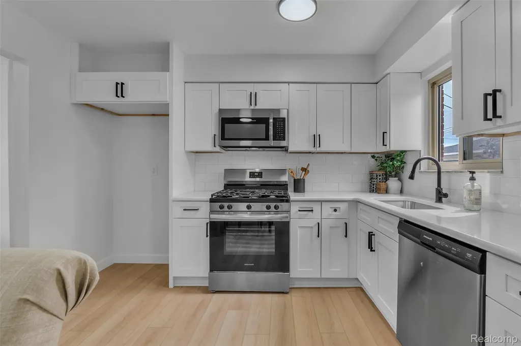40311 Colony Drive Sterling Heights City MI 48313