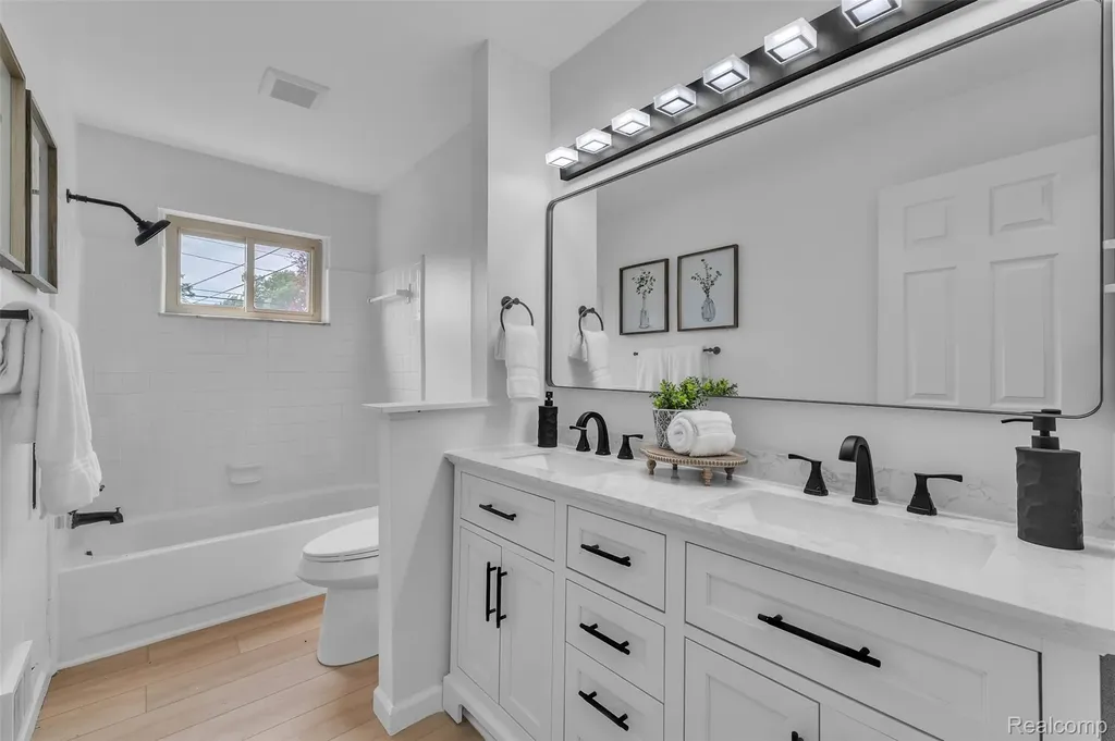 40311 Colony Drive Sterling Heights City MI 48313