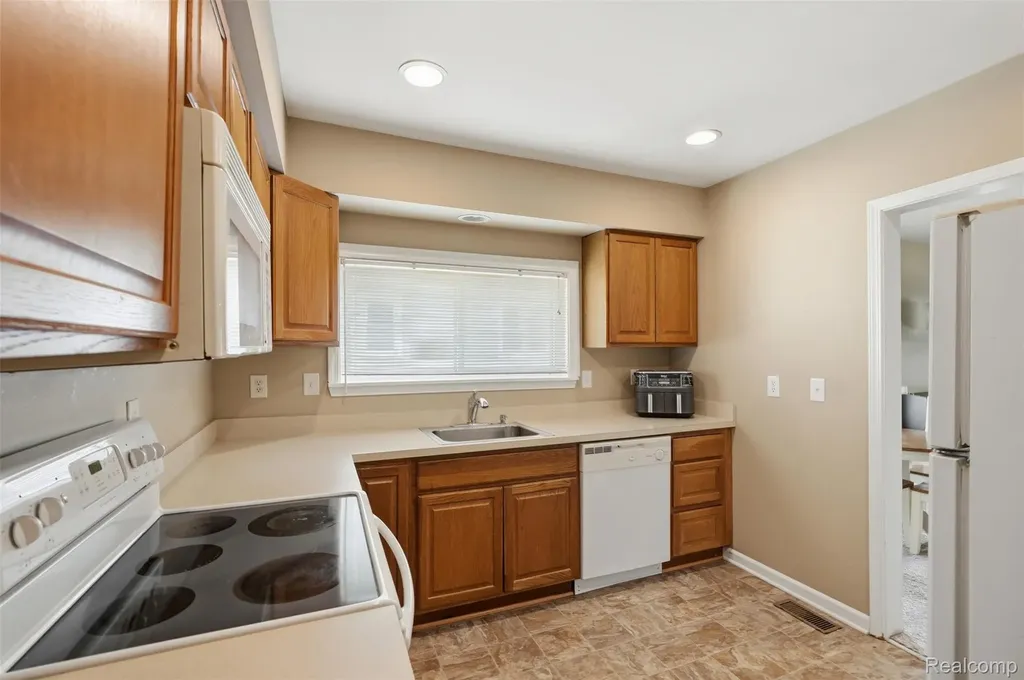 27085 Dartmouth Street Madison Heights City MI 48071