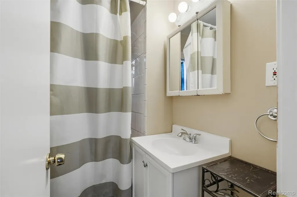 27085 Dartmouth Street Madison Heights City MI 48071
