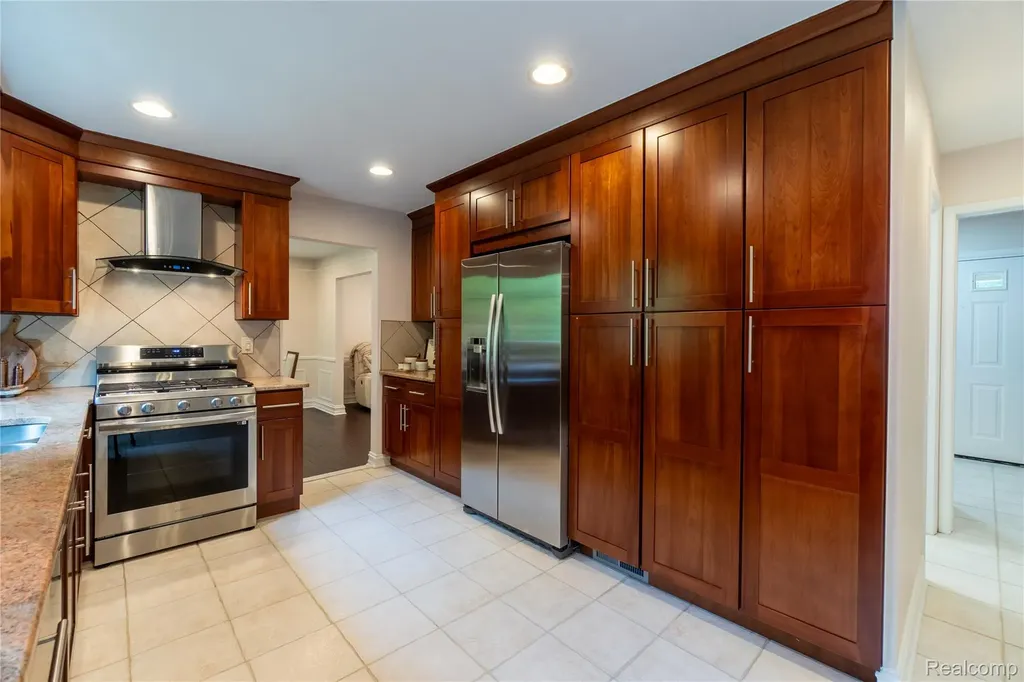 2032 Kristin Drive Troy City MI 48084