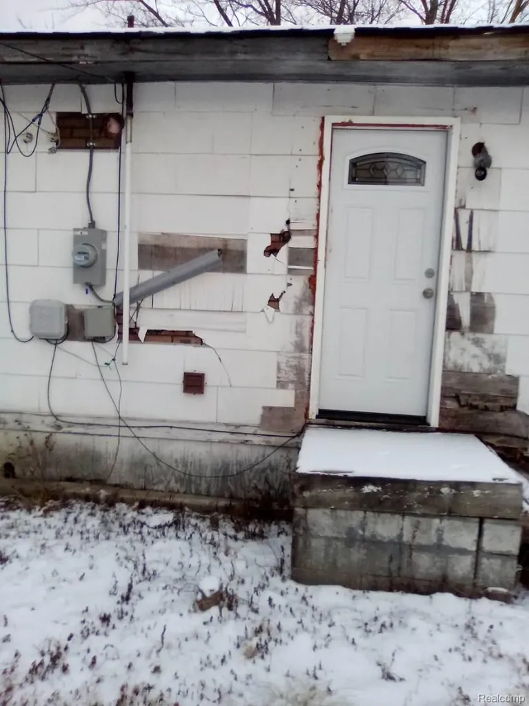 17199 Hamburg Street Detroit City MI 48205
