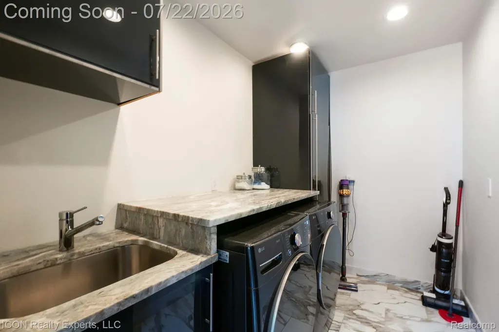 1971 Cragin Drive Bloomfield Hills City MI 48302