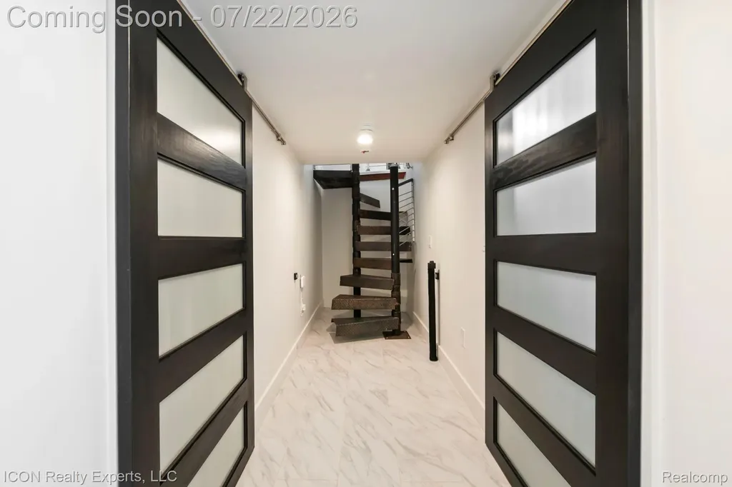 1971 Cragin Drive Bloomfield Hills City MI 48302
