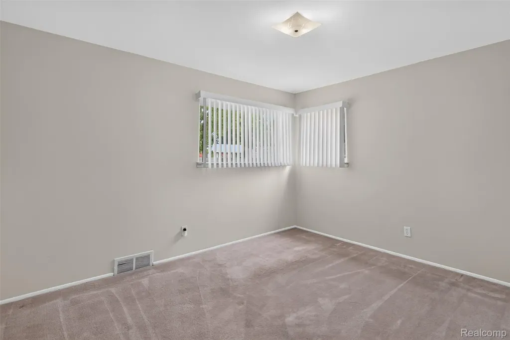 29391 Mark Avenue Madison Heights City MI 48071