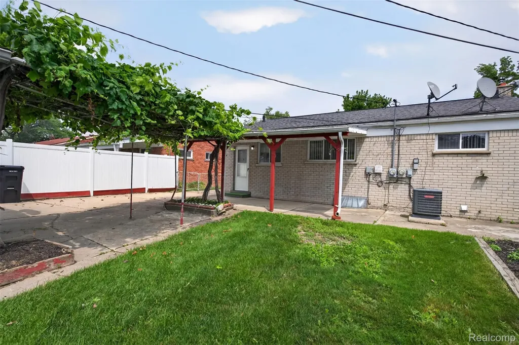 29391 Mark Avenue Madison Heights City MI 48071