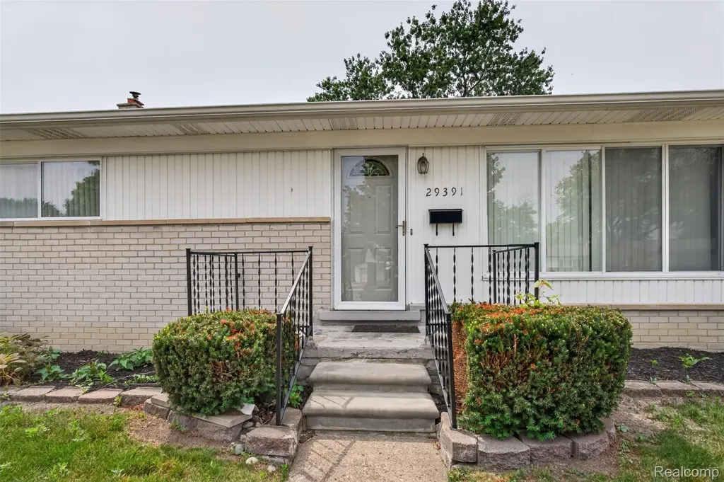 29391 Mark Avenue Madison Heights City MI 48071