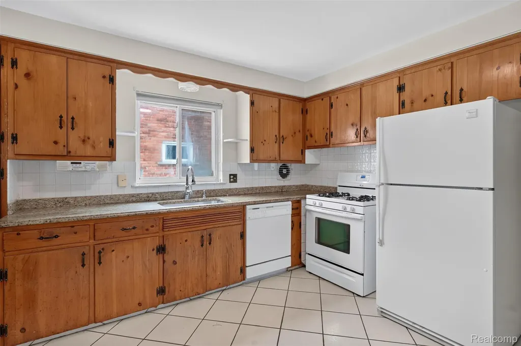 29391 Mark Avenue Madison Heights City MI 48071