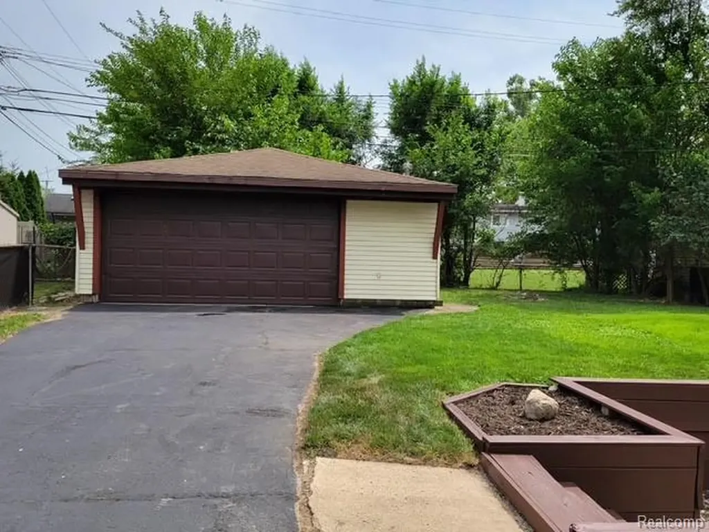 23135 Candace Drive Rockwood City MI 48173