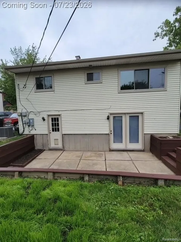 23135 Candace Drive Rockwood City MI 48173