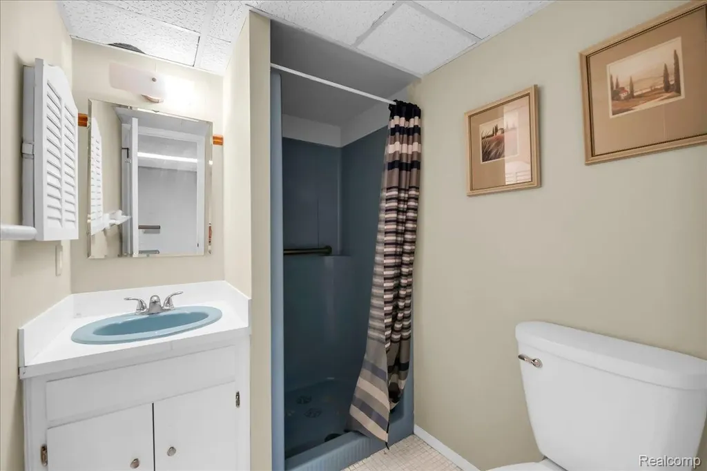3711 Old Creek Road Troy City MI 48084