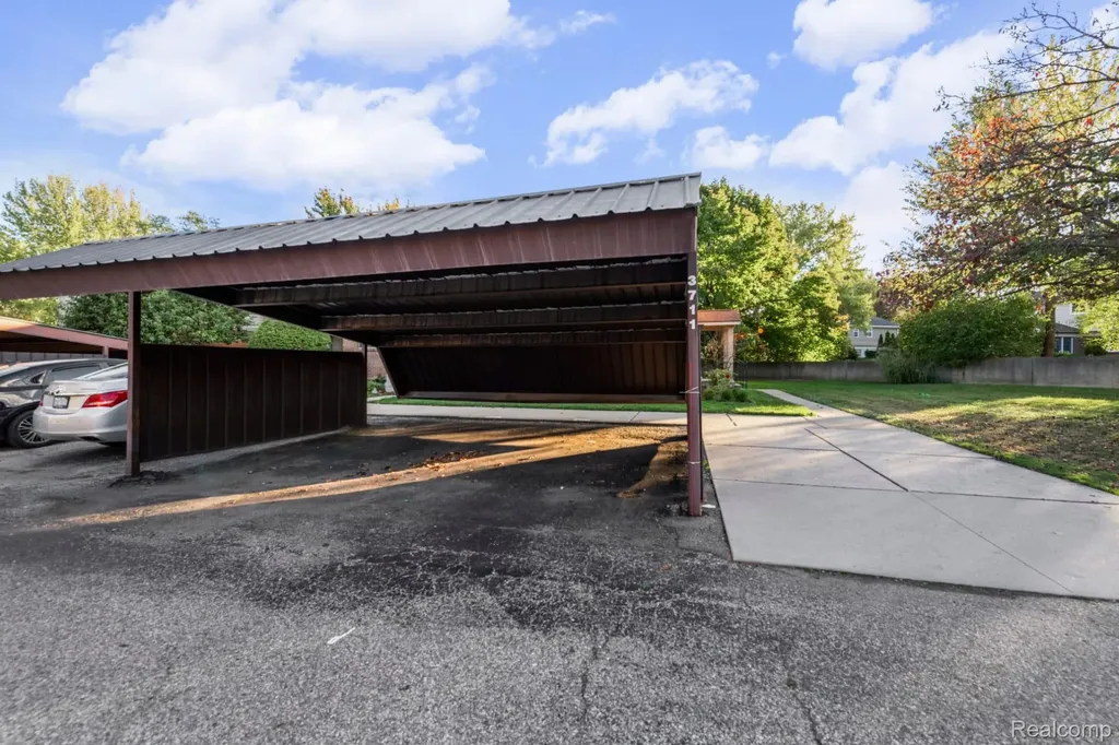 3711 Old Creek Road Troy City MI 48084
