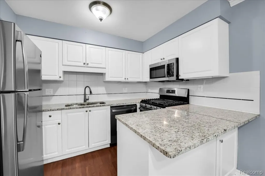 3711 Old Creek Road Troy City MI 48084
