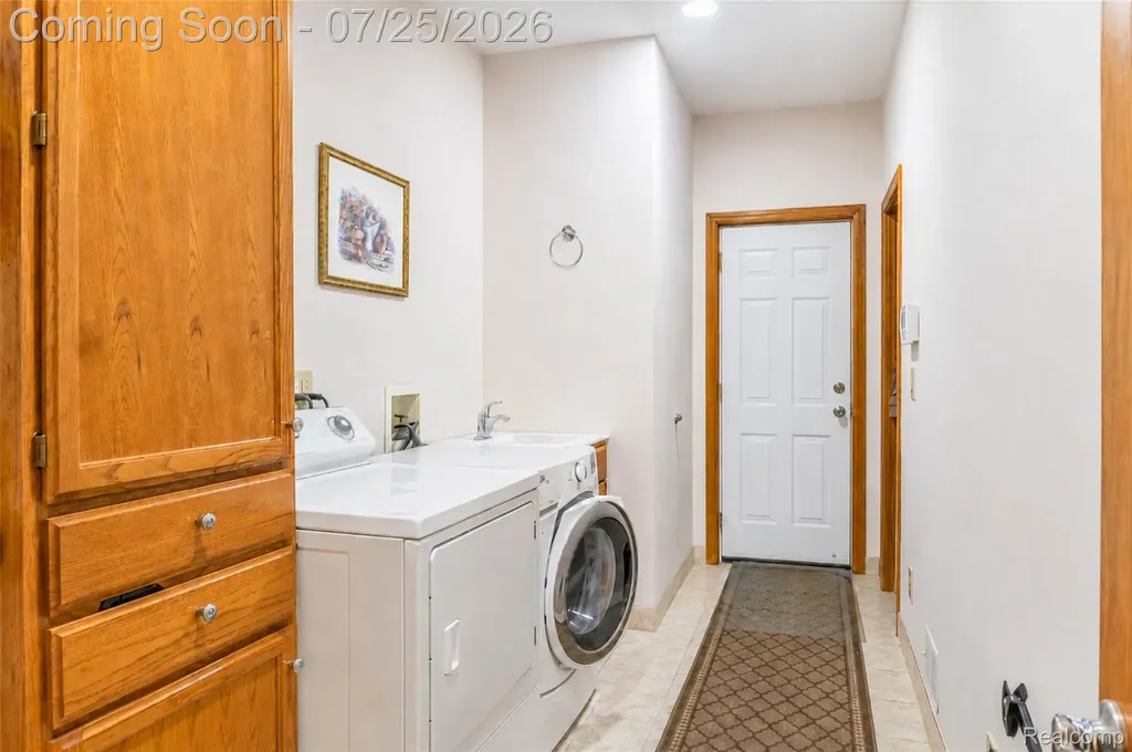 3757 Bendelow Road Rochester Hills City MI 48307