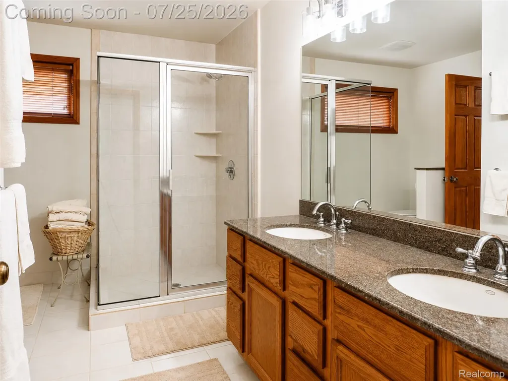 3757 Bendelow Road Rochester Hills City MI 48307