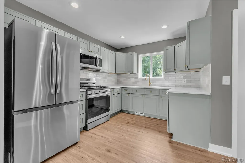 27380 Leroy Street Taylor City MI 48180