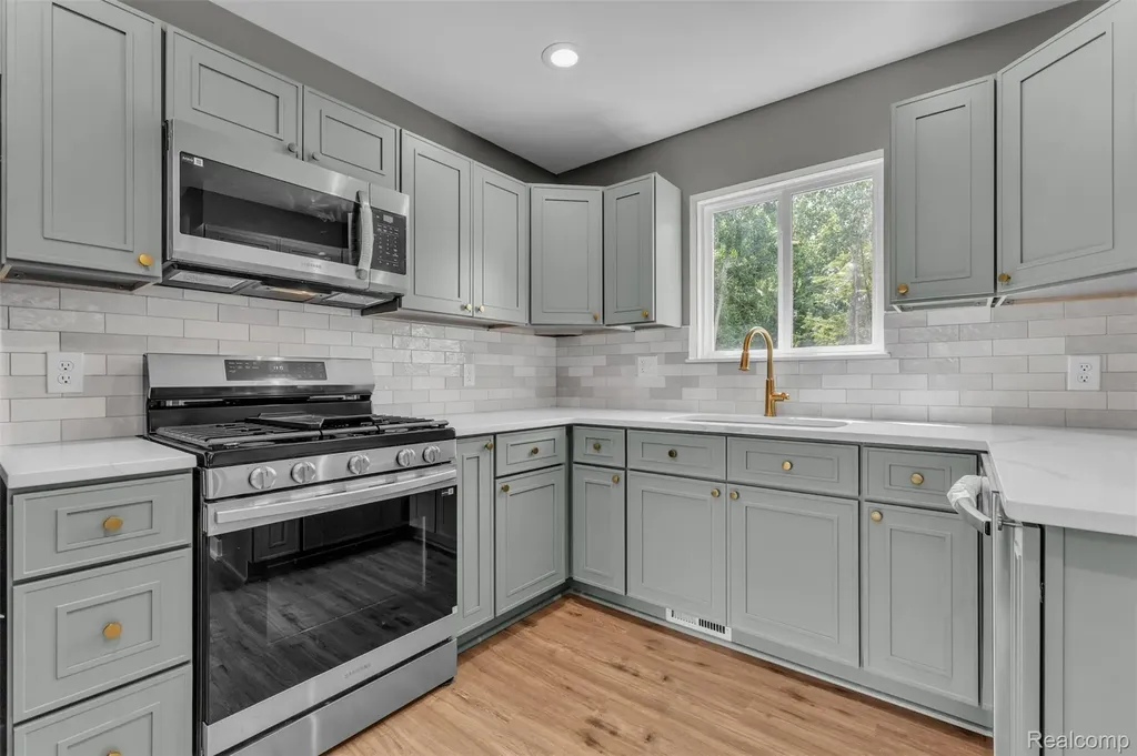 27380 Leroy Street Taylor City MI 48180