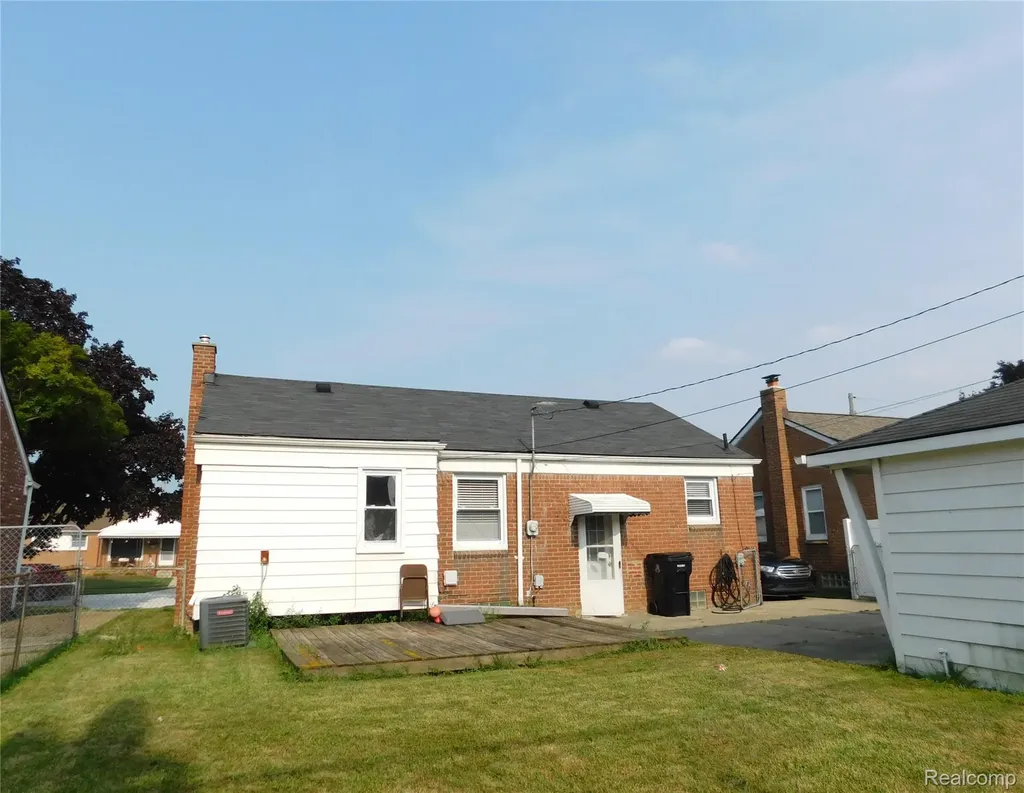 26101 Ronald Street Roseville City MI 48066