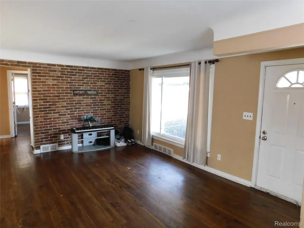 26101 Ronald Street Roseville City MI 48066