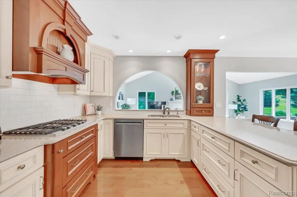 821 Box Canyon Court Rochester Hills City MI 48309