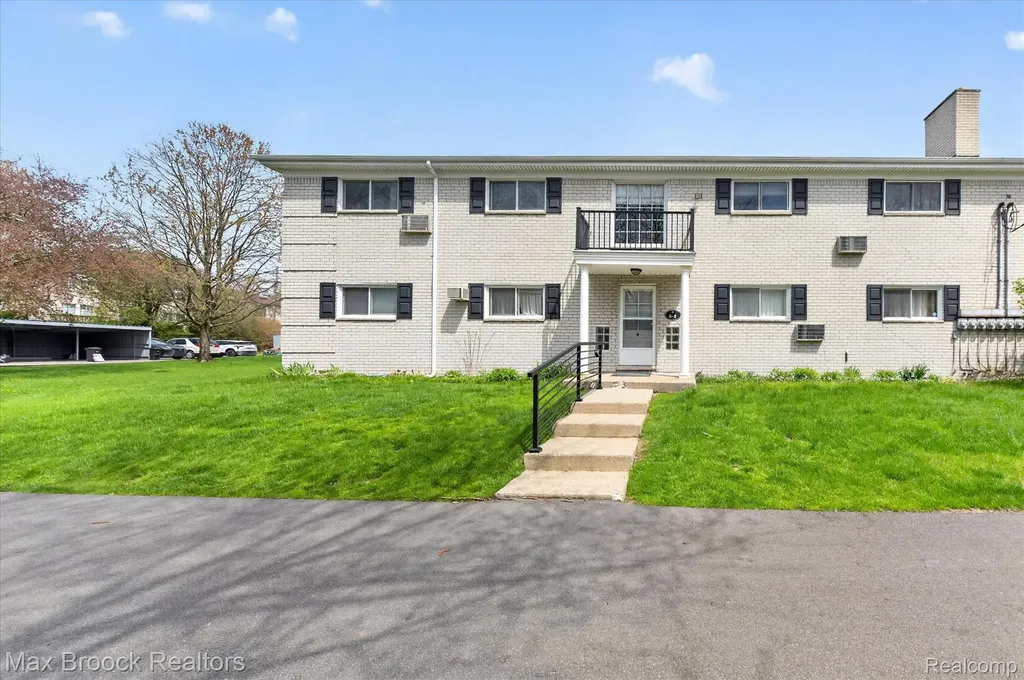 100 W Hickory Grove Road Bloomfield Hills City MI 48304