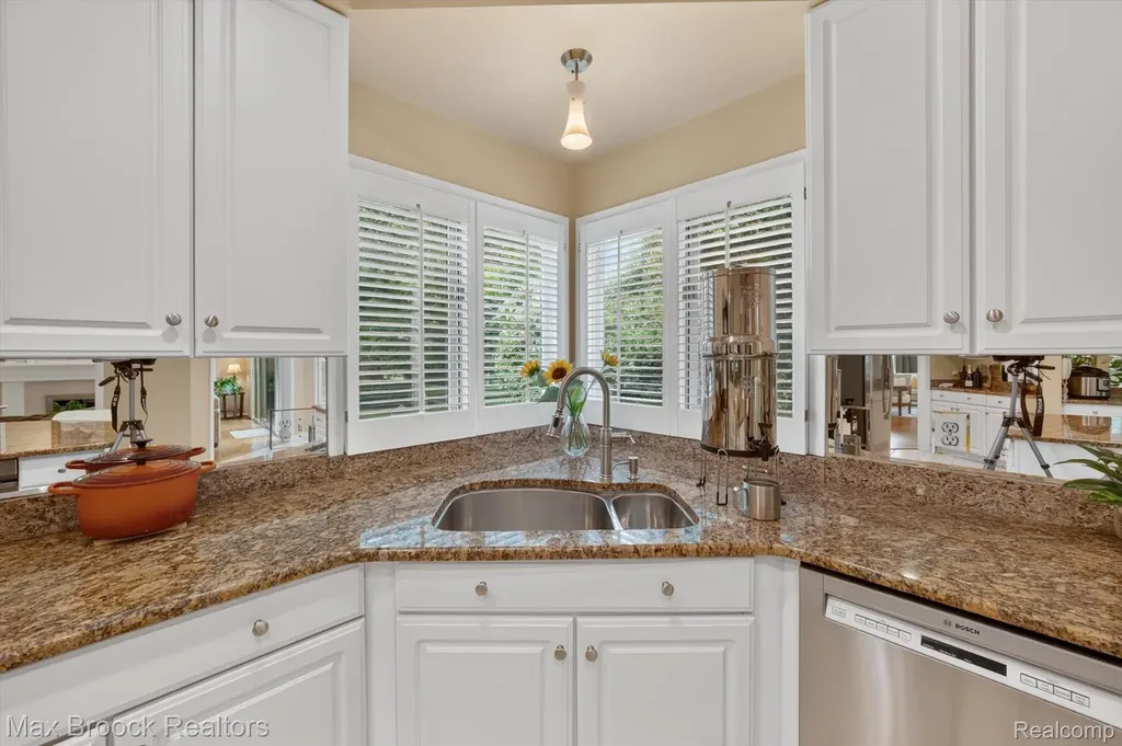 1822 Lexington Drive Troy City MI 48084