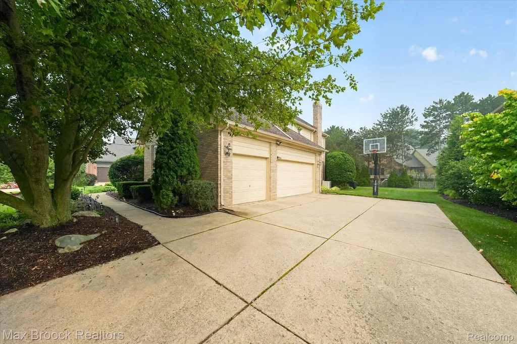 1822 Lexington Drive Troy City MI 48084
