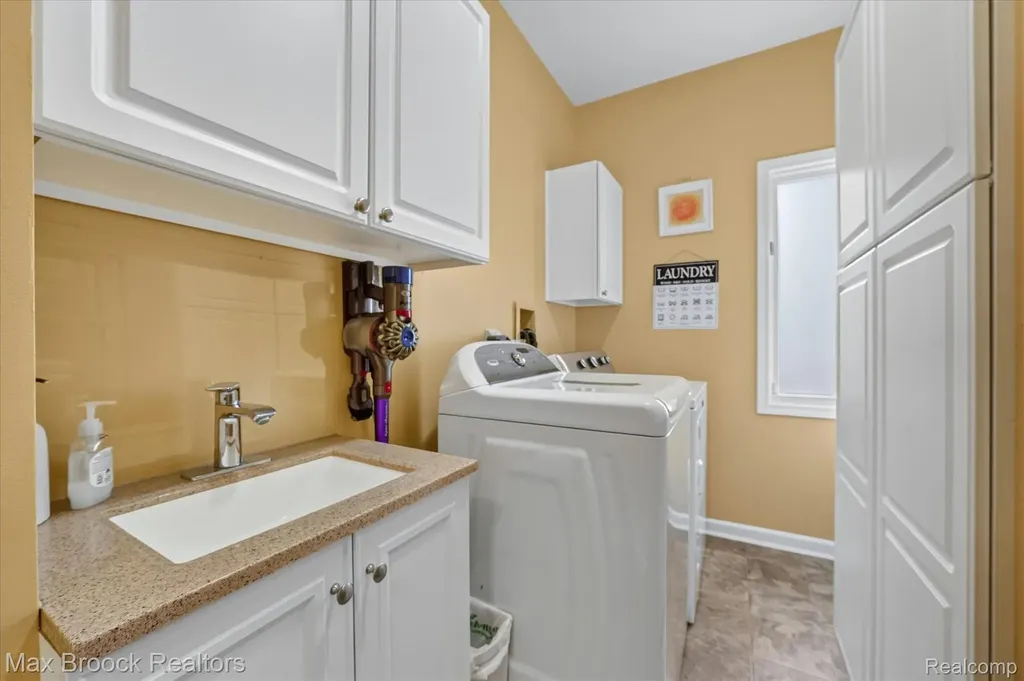 1822 Lexington Drive Troy City MI 48084