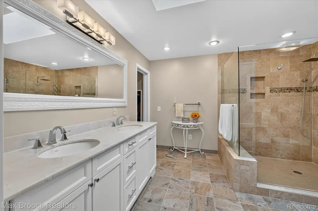 1822 Lexington Drive Troy City MI 48084