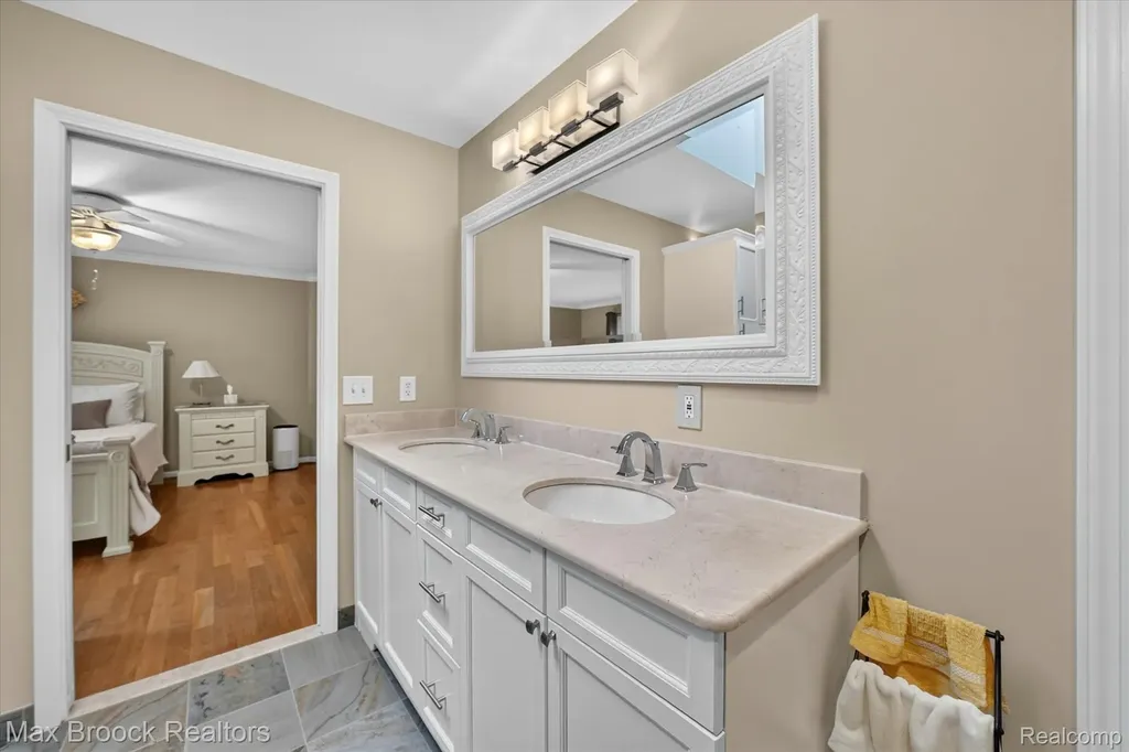 1822 Lexington Drive Troy City MI 48084