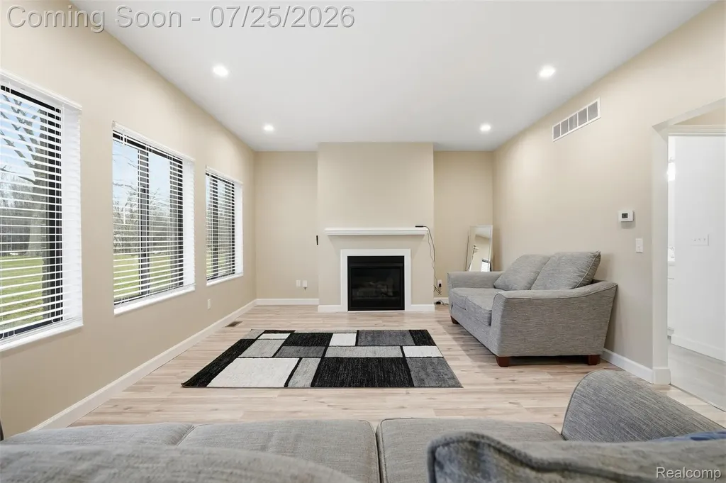 8117 Vermont Avenue Warren City MI 48093