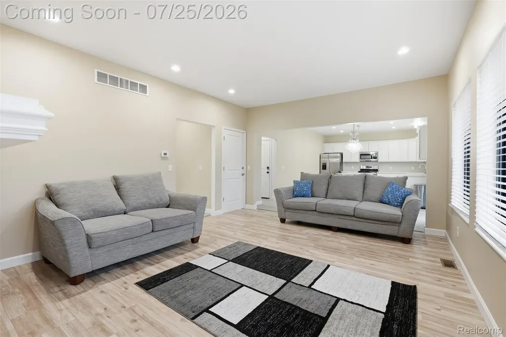 8117 Vermont Avenue Warren City MI 48093