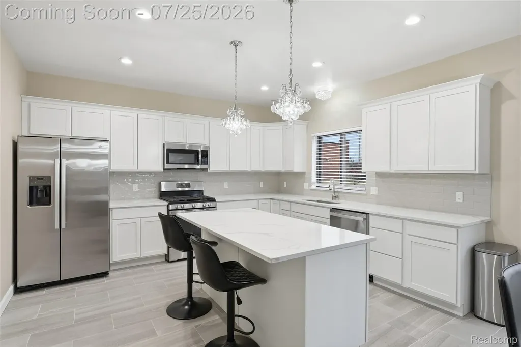 8117 Vermont Avenue Warren City MI 48093