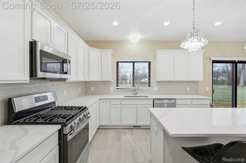 8117 Vermont Avenue Warren City MI 48093