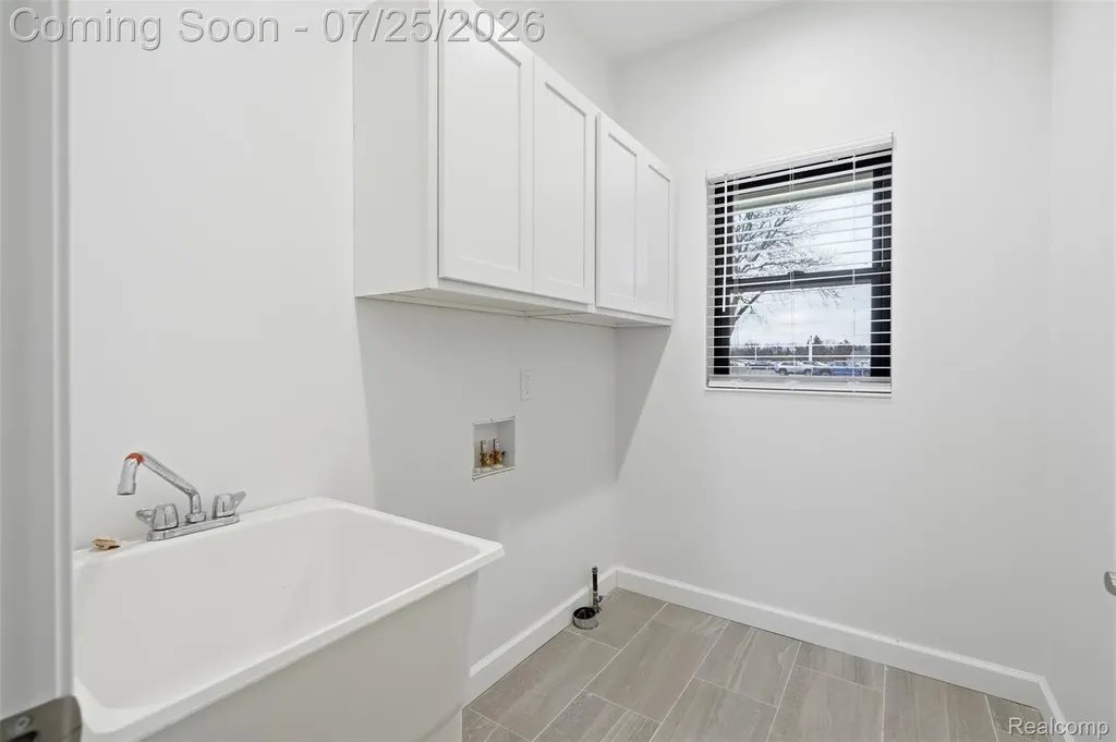 8117 Vermont Avenue Warren City MI 48093